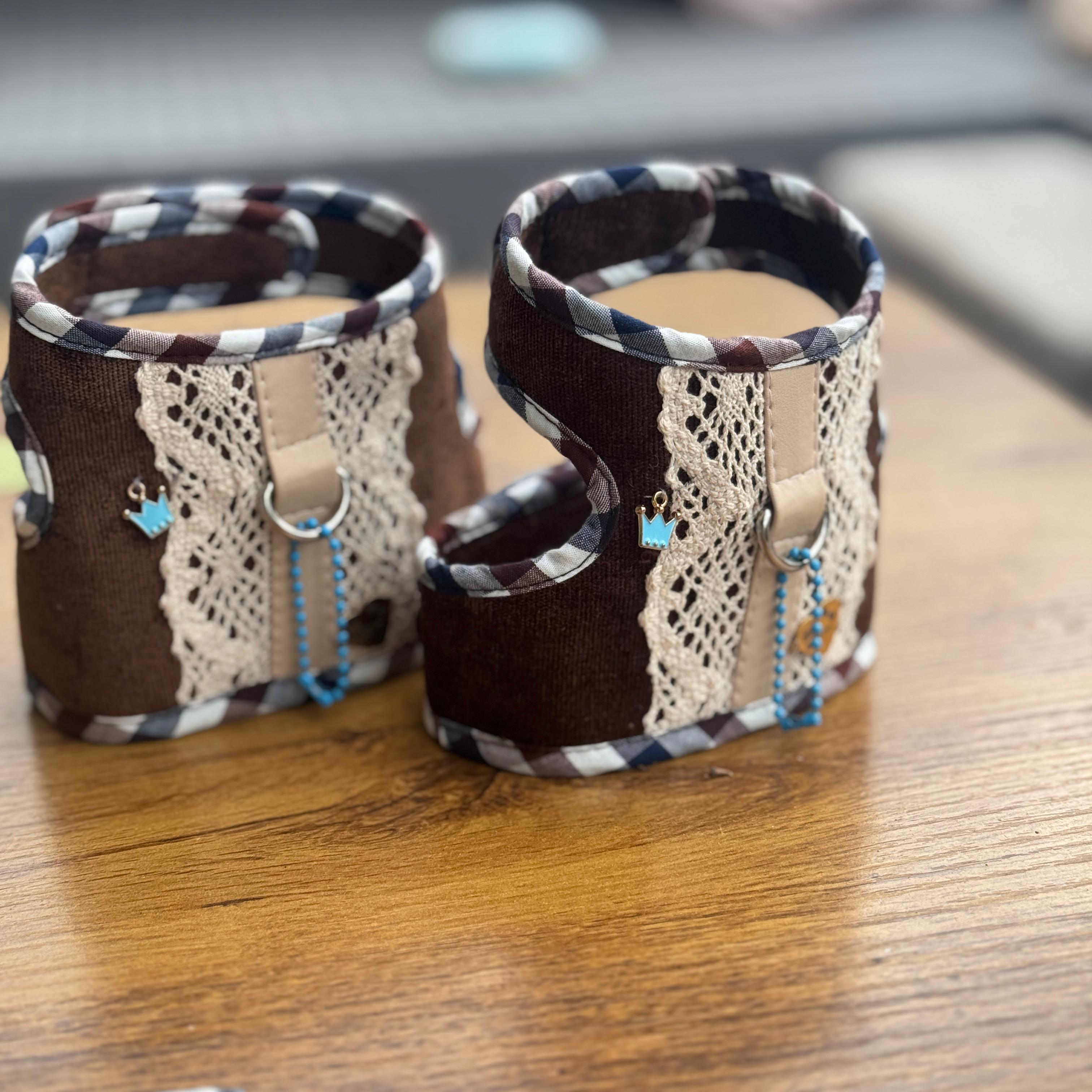 Brązowe szelki z koronką dla małego psa